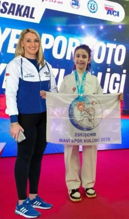 Eskişehir&rsquo;den katıldığı karate şampiyonasında T&uuml;rkiye 3&rsquo;&uuml;nc&uuml;s&uuml; oldu
