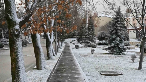 Eskişehir g&uuml;ne kar s&uuml;rpriziyle uyandı
