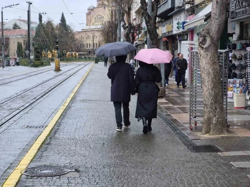 Eskişehir g&uuml;ne yağmurla başladı
