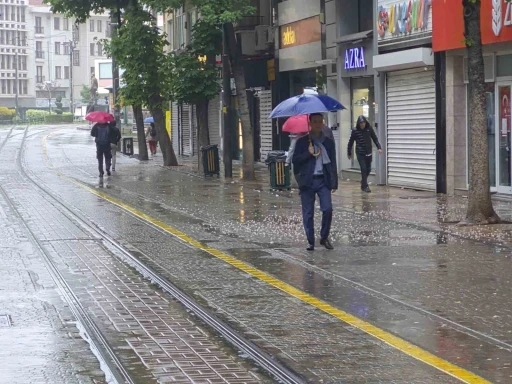Eskişehir g&uuml;ne yağmurlu başladı
