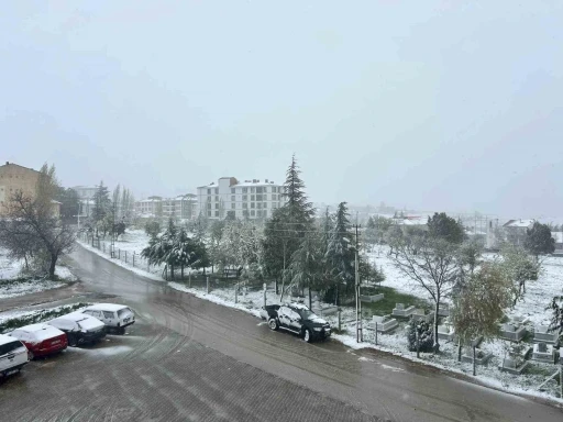 Eskişehir&rsquo;in bazı il&ccedil;eleri g&uuml;ne beyaz &ouml;rt&uuml;yle uyandı
