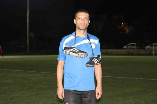 Eskişehir&rsquo;in en yaşlı amat&ouml;r futbolcusu 39 yıllık kariyerine veda etti
