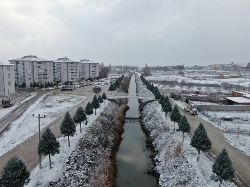 Eskişehir&rsquo;in İn&ouml;n&uuml; il&ccedil;esinde kışın ilk kar yağışı heyecanı
