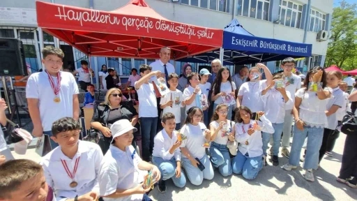 Eskişehir Mehmet Gedik Ortaokulu&rsquo;nda &lsquo;mavi kapaklar&rsquo; umuda d&ouml;n&uuml;şt&uuml;
