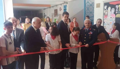 Eskişehir Orgeneral Halil Sözer Ortaokulu‘nda ‘Atatürk Çocukları Çok Severdi’ isimli resim ve fotoğraf sergisi
