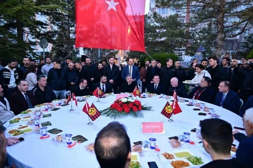 Eskişehir Taraftarlar Birliği Derneği tarafından iftar programı d&uuml;zenlendi
