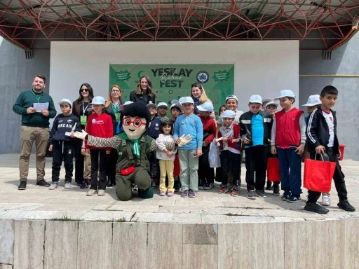 Eskişehir Vali M&uuml;nir Raif G&uuml;ney İlkokulu &ouml;ğrenc ileri bağımlılığa karşı festivalde
