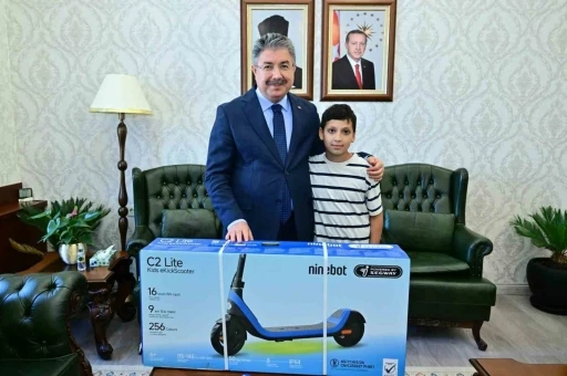 Eskişehir Valisi Dr. Erdin&ccedil; Yılmaz, orman şehidinin evladı Batuhan&rsquo;ın hayalini ger&ccedil;ekleştirdi
