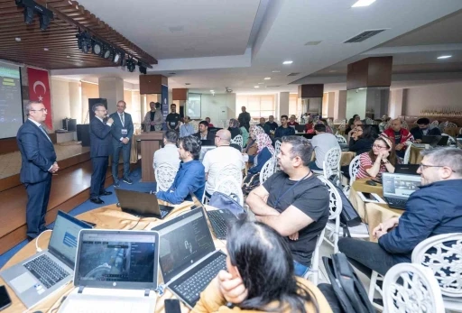 Eskişehir Valisi Hüseyin Aksoy, ’Yapay Zeka Eğitici Eğitimi’ programında öğretmenlerle buluştu
