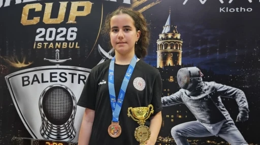 Eskişehirli eskrimciler uluslararası turnuvaya damga vurdu
