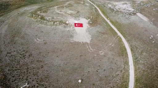 Eskişehirli gen&ccedil;ler Milli Takıma destek i&ccedil;in dağa T&uuml;rk Bayrağı nakşetti
