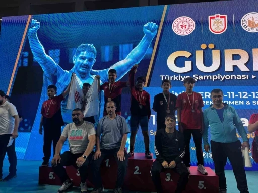 Eskişehirli güreşçiler Sivas’ta şampiyonada başarı elde etti
