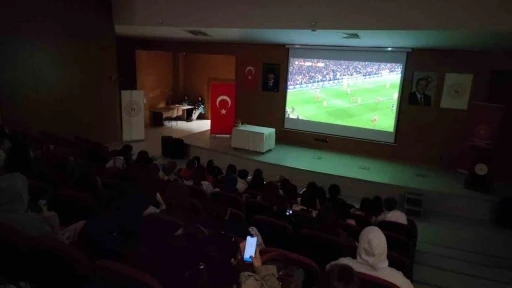 Eskişehirli &ouml;ğrenciler milli heyecanı omuz omuza yaşadı

