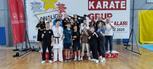 Eskişehirli sporcular karate turnuvasında kürsüden inmedi
