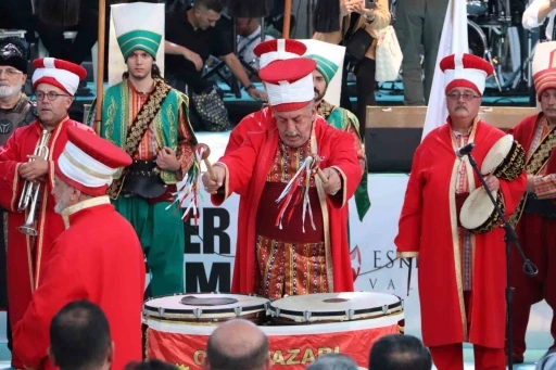 Eskişehirliler 15 Temmuz i&ccedil;in tek y&uuml;rek oldu, meydanda adım atacak yer kalmadı
