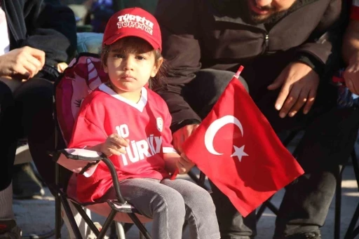 Eskişehirliler 24 yıl sonra millilerin D&uuml;nya Kupası coşkusunu sabahın erken saatlerinde yaşadı
