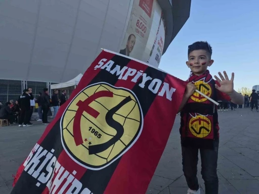 Eskişehirspor&rsquo;a kumbarasını bağışlayan minik Buğra takımını yalnız bırakmıyor
