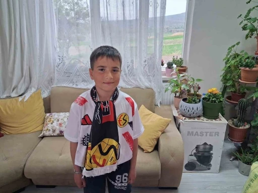 Eskişehirspor-Ayvalıcg&uuml;c&uuml; ma&ccedil;ına bilet bulamayan fanatik Eren &ccedil;ok &uuml;zg&uuml;n
