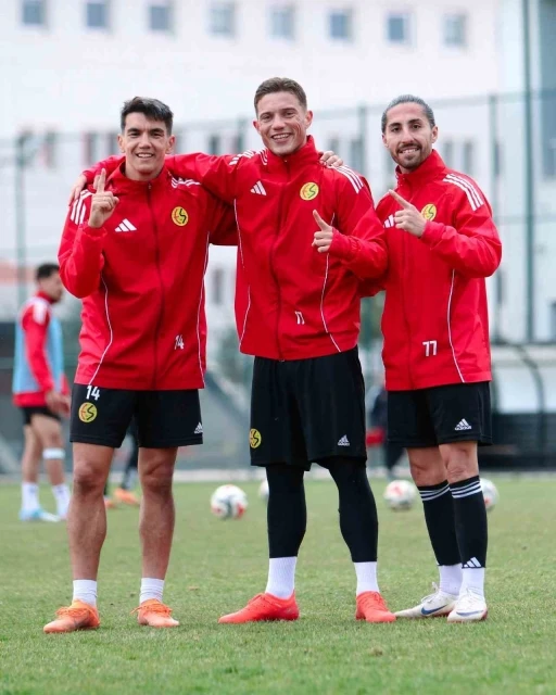 Eskişehirspor&rsquo;da Karşıyaka mesaisi s&uuml;r&uuml;yor
