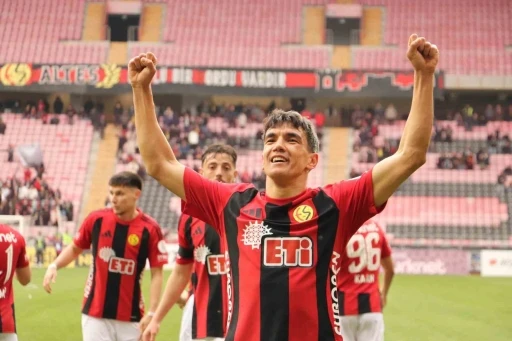 Eskişehirspor Kaptanı Akın Akman, Eskişehirspor&rsquo;a veda etti

