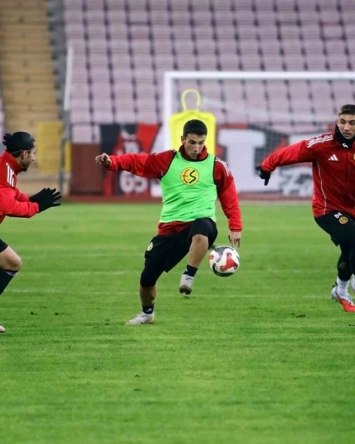 Eskişehirspor, Karşıyaka maçı için hazırlıklarını sürdürüyor
