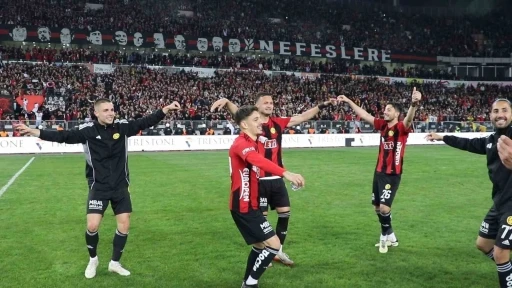 Eskişehirspor turu &ccedil;iftetelliyle kutladı
