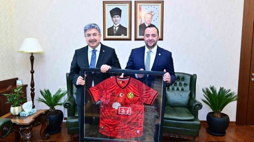 Eskişehirspor y&ouml;netimi, Vali Yılmaz&rsquo;ı ziyaret etti
