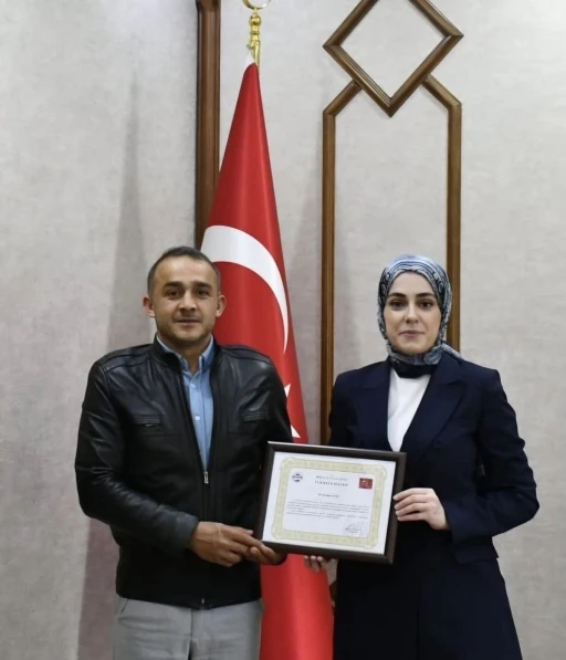 Eslem&rsquo;i kurtaran dalgı&ccedil; Kemal Ateş&rsquo;e teşekk&uuml;r belgesi
