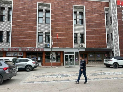 Eşme Belediyesi&rsquo;ne y&ouml;nelik &lsquo;irtikap&rsquo; soruşturması kapsamında Başkan Tozan, eşi ve 3 ş&uuml;pheli g&ouml;zaltına alındı
