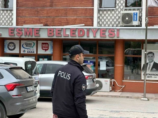 Eşme&rsquo;da Başkan Tozan, eşi ve 3 ş&uuml;pheliye irtikap g&ouml;zaltısı
