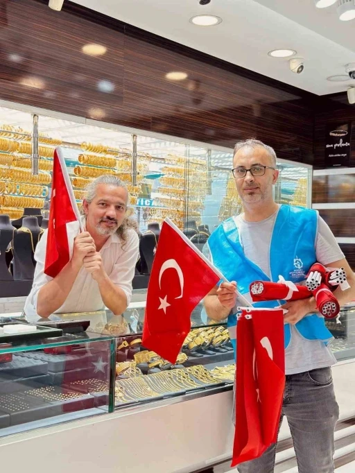 Esnafa ve vatandaşlara binlerce bayrak dağıtıldı
