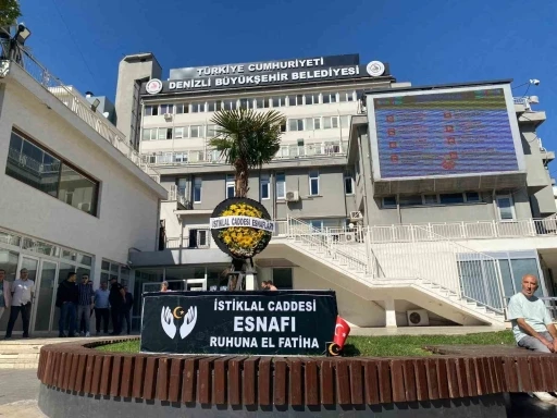 Esnafın tabutu Denizli Büyükşehir Belediyesinin önüne bırakıldı
