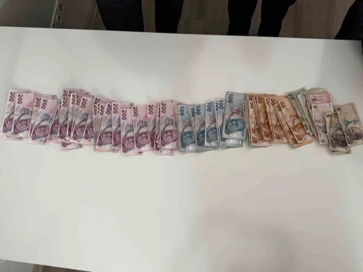 Esnaftan para toplayan dilencinin üzerinden 9 bin TL çıktı
