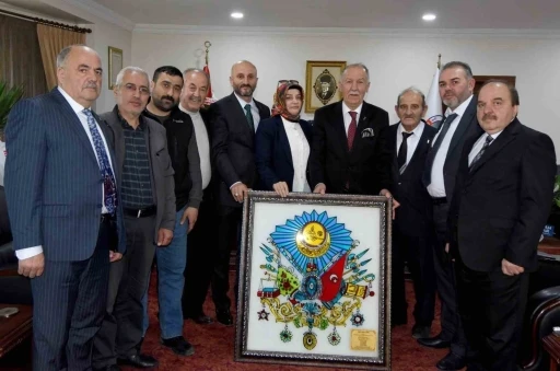 ESOB Başkanı Fırat&rsquo;a &lsquo;Osmanlı devlet arması&rsquo;

