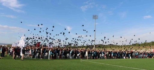 ESOG&Uuml;&rsquo;de mezuniyet coşkusu yaşandı
