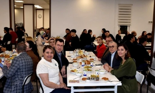 ESOG&Uuml; Hastanesi&rsquo;nde hastane personeli ve hasta yakınları iftarda bir araya geldi
