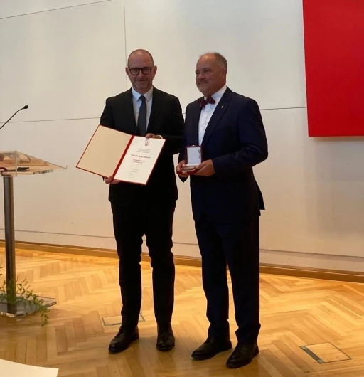ESOGÜ Hukuk Fakültesi Öğretim Üyesi Prof. Dr. Alpay Hekimler’e ’İnsanlığa Hizmet Madalyası’
