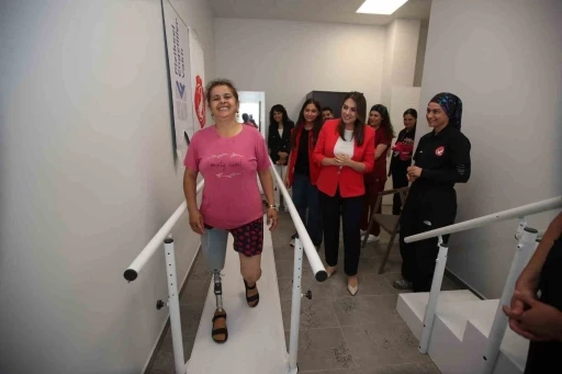 Esra Masatlı, Engelli Sosyal Girişimcilik Merkezi’nde tedavi olan vatandaşlarla bir araya geldi
