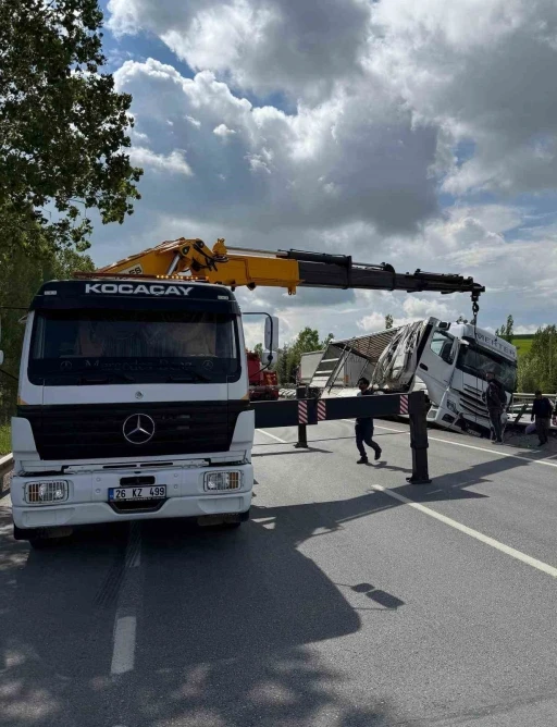 Eşya y&uuml;kl&uuml; tır ref&uuml;je yan yattı
