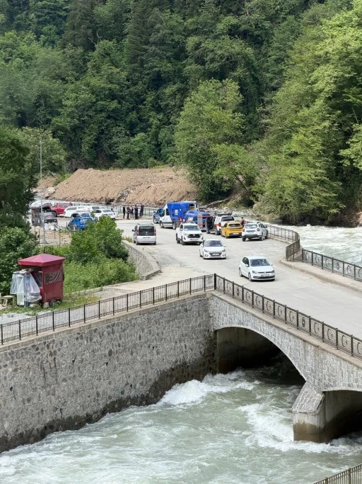 Eşyaları dere kenarında bulunan şahıs i&ccedil;in arama &ccedil;alışması başlatıldı