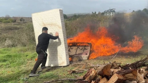Eşyaları temiz kullanmayan personele sinirlendi, lojmandaki b&uuml;t&uuml;n eşyaları &ccedil;ıkartıp yaktı
