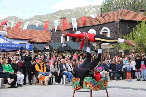 FETHİYEDE'Kİ FESTİVAL AKROBASİ GÖSTERİSİ İLE RENKLENDİ