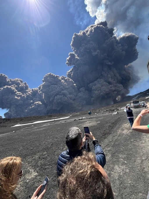 Etna Yanardağ’ında turistlerin olduğu sırada patlama yaşandı
