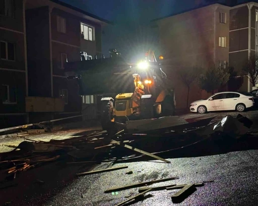 Etrafa dağılan çatı parçaları yoldan kaldırıldı
