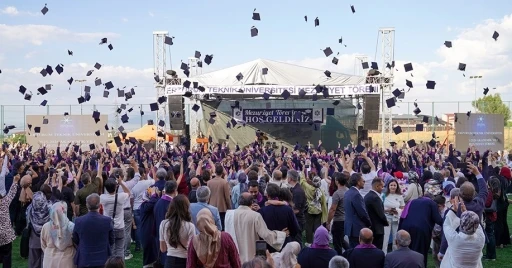 ET&Uuml;&rsquo;de mezuniyet coşkusu
