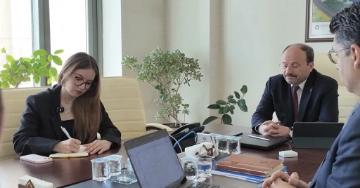 ET&Uuml; &Ouml;ğrencisi Gizem Nur &Uuml;nl&uuml;, Rekt&ouml;r &Ccedil;akmak&rsquo;ın yoğun &ccedil;alışma g&uuml;n&uuml;ne eşlik etti

