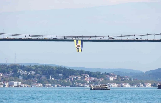 Euroleague şampiyonu olan Fenerbah&ccedil;e&rsquo;nin bayrakları k&ouml;pr&uuml;lere asıldı
