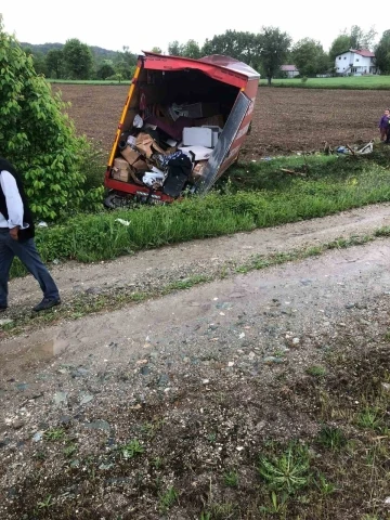 Ev eşyası taşıyan kamyon tarlaya uçtu: 2 yaralı
