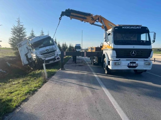 Ev eşyası y&uuml;kl&uuml; tır şarampole devrildi
