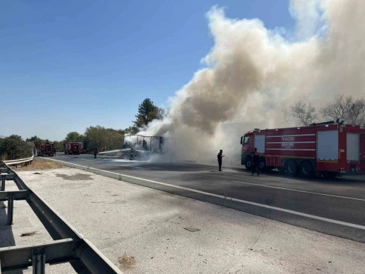 Ev eşyası yüklü tır yandı, otoyolda kuyruk oluştu
